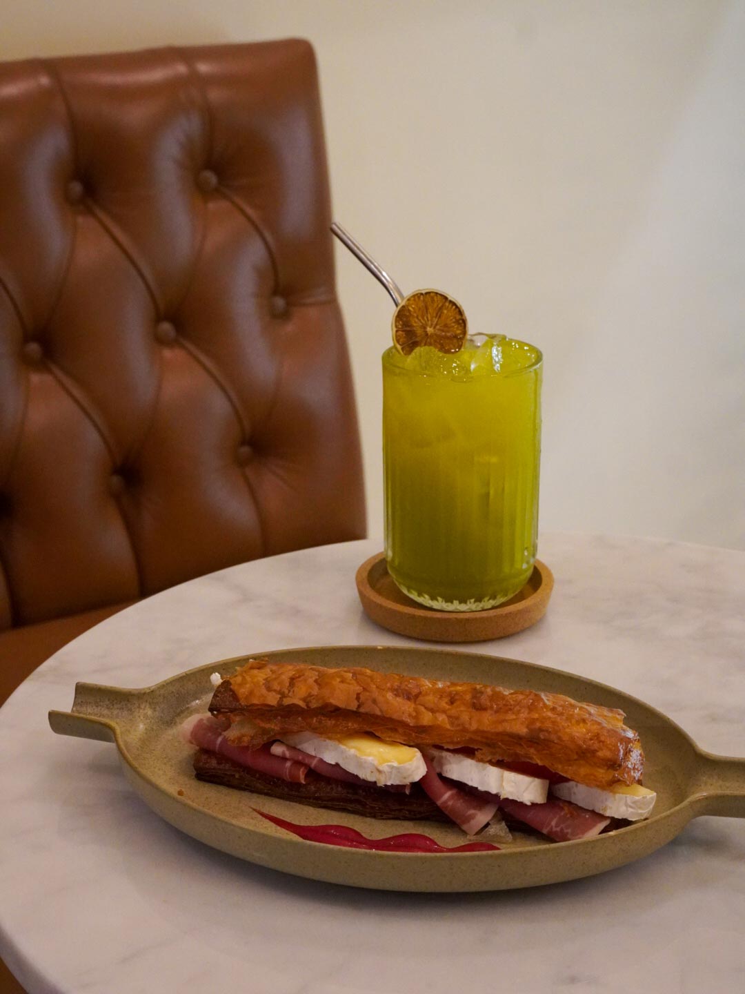 Cocktail y comida del 1557 Café