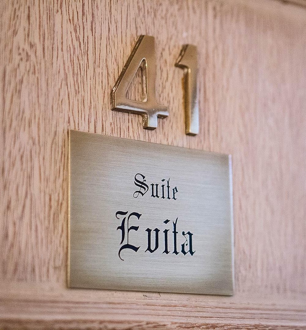 Placa conmemorativa de Evita Perón en la Suite del Meliá Recoleta Plaza